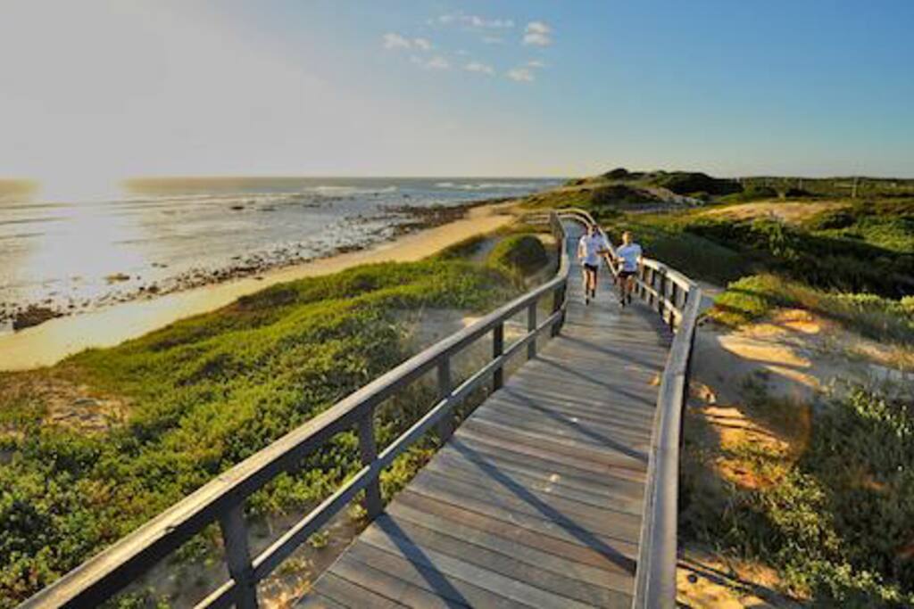 Beachfront Walk-way across tge road from apartment