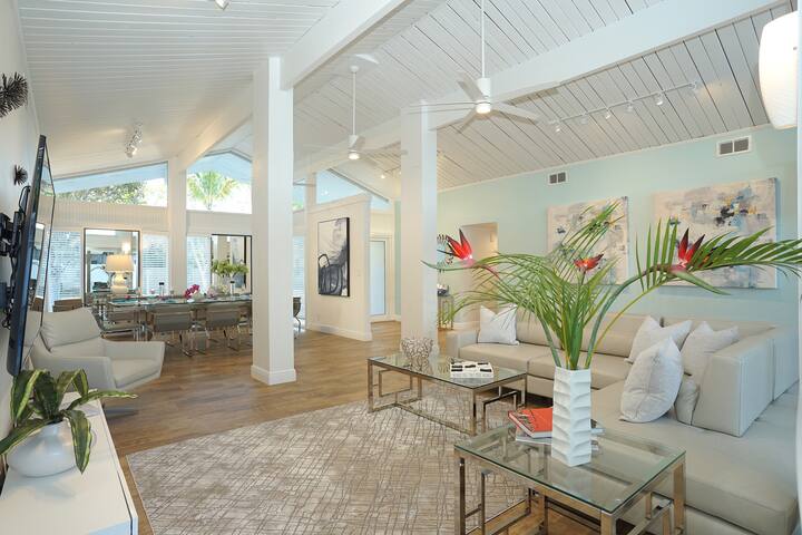 RENT LUXE 5 STAR 5 BED HTD POOL+HOT TUB STUNNING! gallery image 2