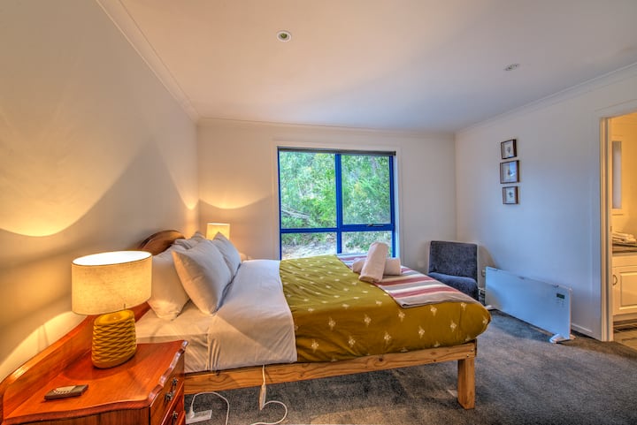 Основната спалня е просторна и има собствена баня.