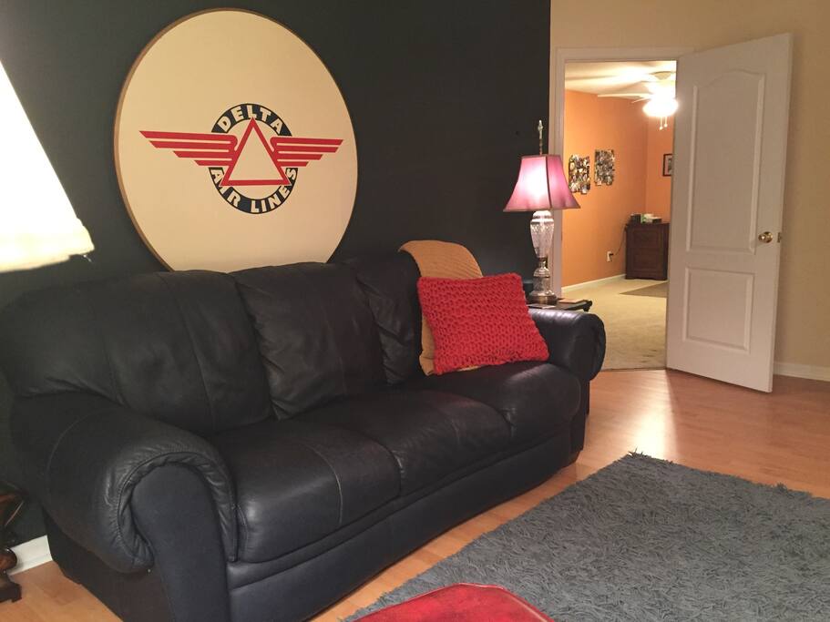 Comfortable common area, with a smart tv and blue ray player. :)