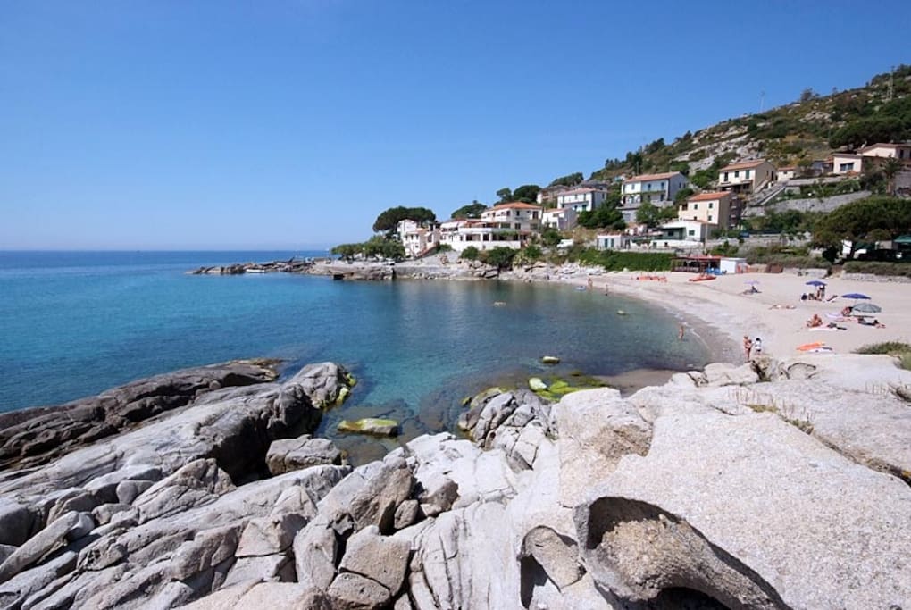 La spiaggia e la scogliera di granito