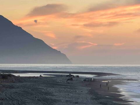 Book 2 Nights (3rd Night Free) Sunrise Taroko + Hualien County New Town and Seawall ~ Large Living R