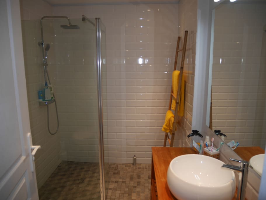 Salle d'eau avec douche à l'italienne