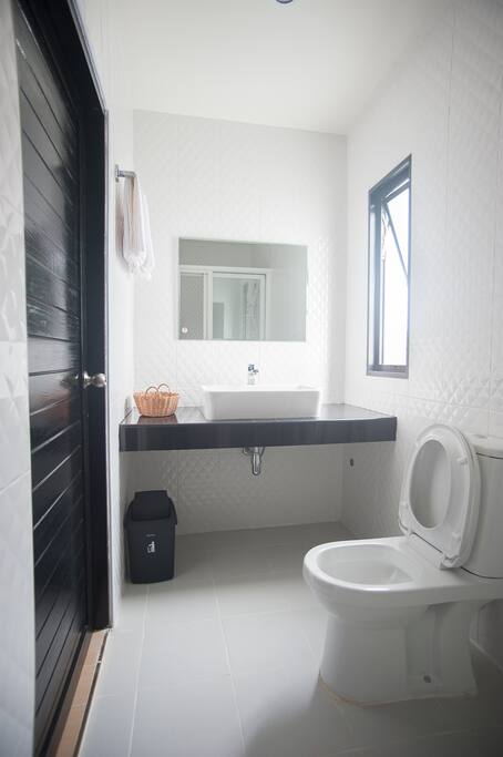 ห้องน้ำส่วนตัวแยกโซนแห้งและเปียก Private bathroom with water heater shower (separate wet and dry zone)