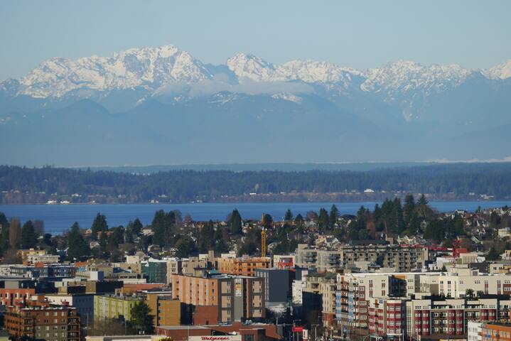 The RidgeView – 4BR w/ Roof-top Hot Tub & Views gallery image 2