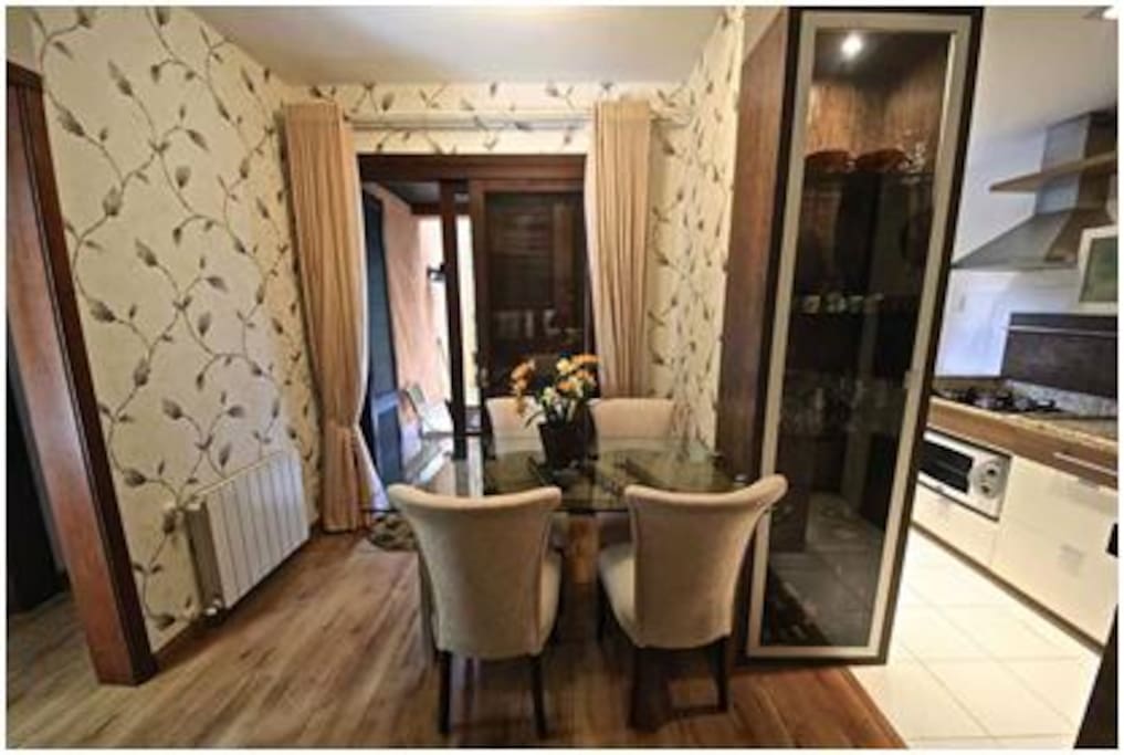 Sala de estar com vista para o terraço.