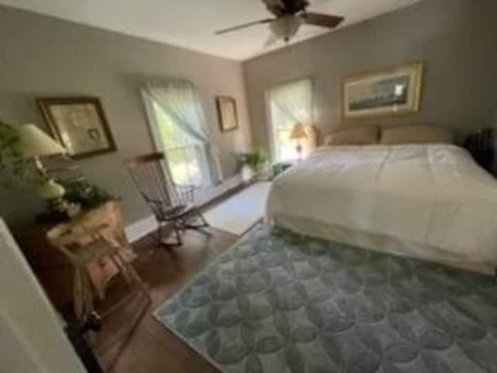 เตียงขนาดคิงไซส์แคลิฟอร์เนีย  ห้องนอนที่ใหญ่ที่สุดชั้นบนห้องนอนกว้างขวางพร้อมตู้เสื้อผ้าห้องนอน #2