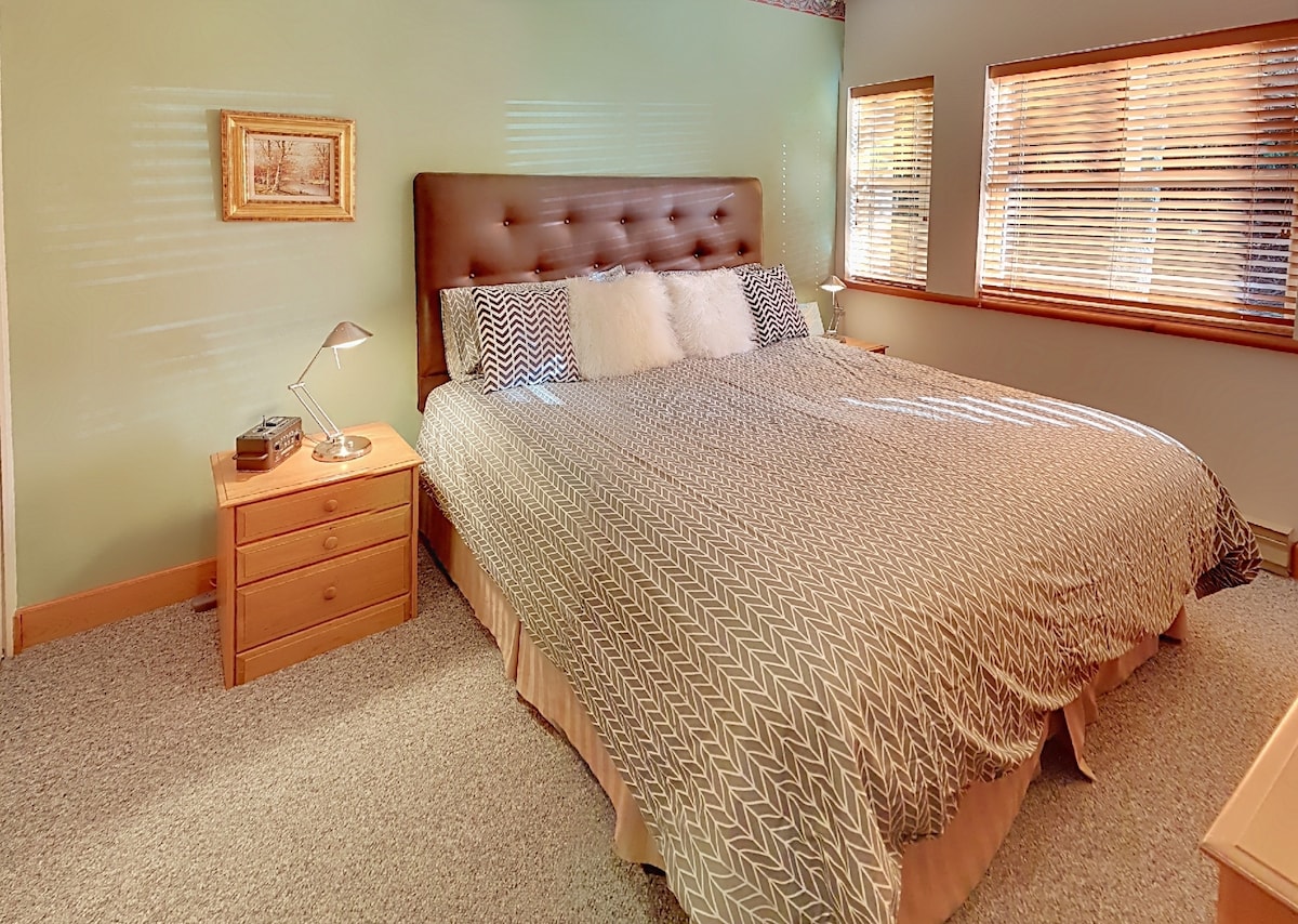 חדר שינה ראשי עם מיטת קינג סייז וחדר רחצה צמוד!