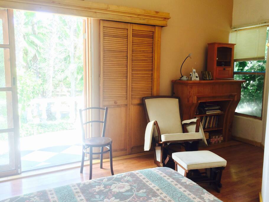 Bedroom with view to the garden
