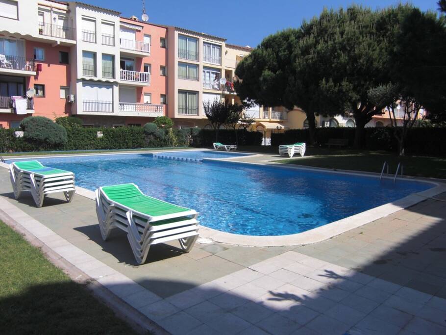 Piscina frente al alojamiento