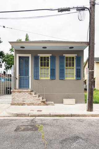 Luxury Custom Built Bywater Home King Beds & Loft & Parking gallery image 2