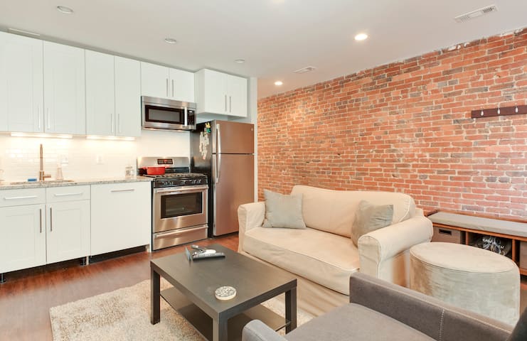 Charming row house with fireplace near everything