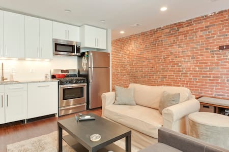 Charming row house with fireplace near everything