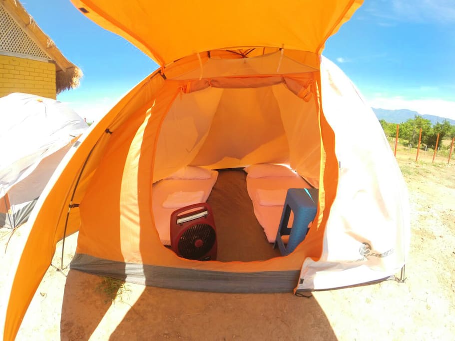 Camping a 70.000 la noche para 2 personas, 35.000 la noche para una persona, incluye colchonetas, sábanas, ventilador, almohadas, toallas.