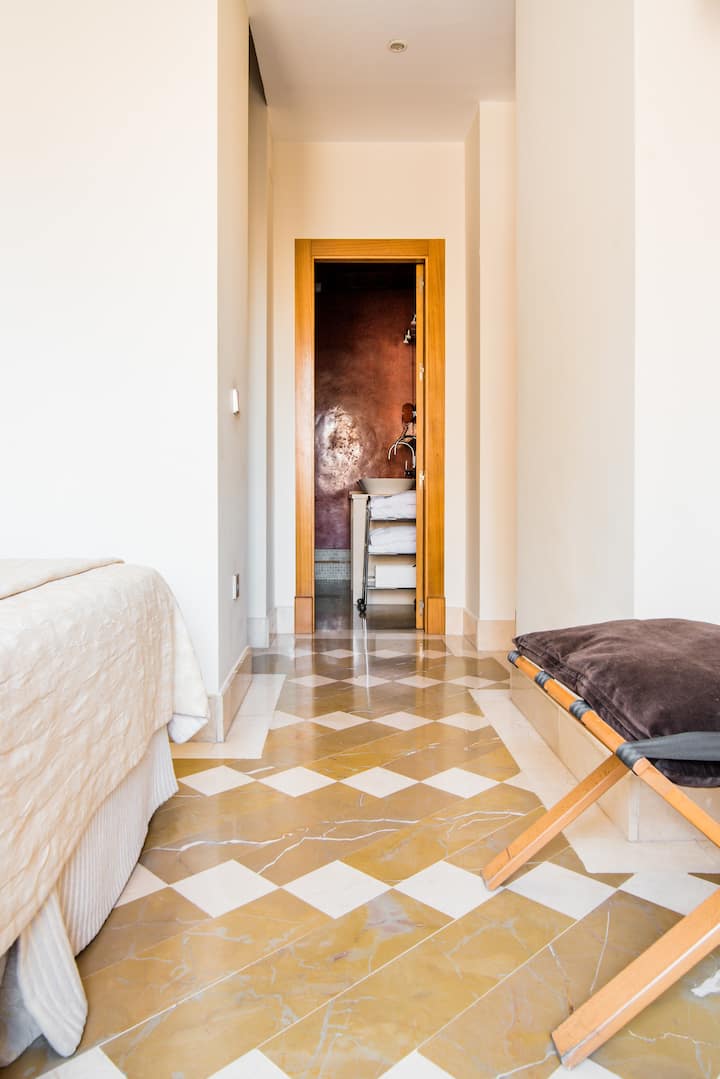 Dhomë gjumi me banjë dhe dhomë zhveshjeje.