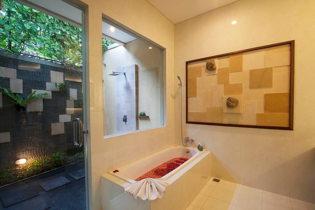 2 showers (outdoor+indoor shower) and one bathtub