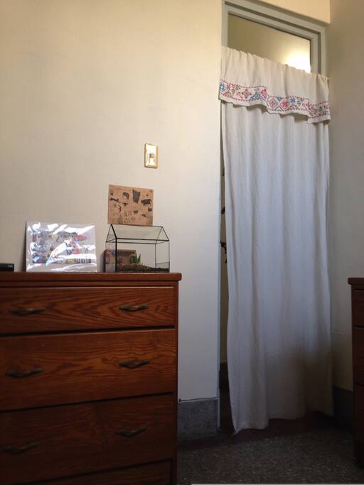 臥室角度3 | bright bedroom shot from another side (note: the door for now is a curtain.)