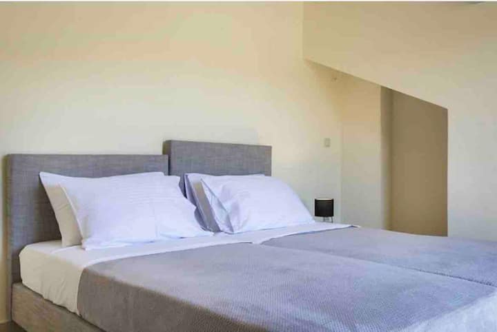 Kitanda hiki cha watu wawili kinaweza kugawanywa katika single 2. Wodi zilizowekwa, a/c, mwonekano wa roshani wa Milima na mandharinyuma ya bandari. Mapazia, luva halisi, vizuizi vya chuma. 