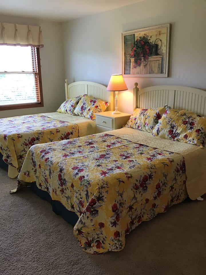 Spálňa na druhom poschodí s dvoma manželskými posteľami Queen