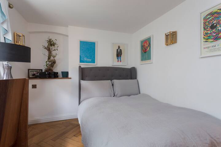 Luxury 2 Bed Designer Apartment gallery image 5