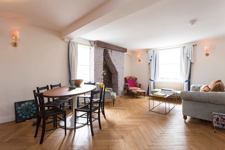 Luxury 2 Bed Designer Apartment