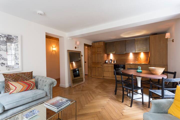 Luxury 2 Bed Designer Apartment gallery image 2