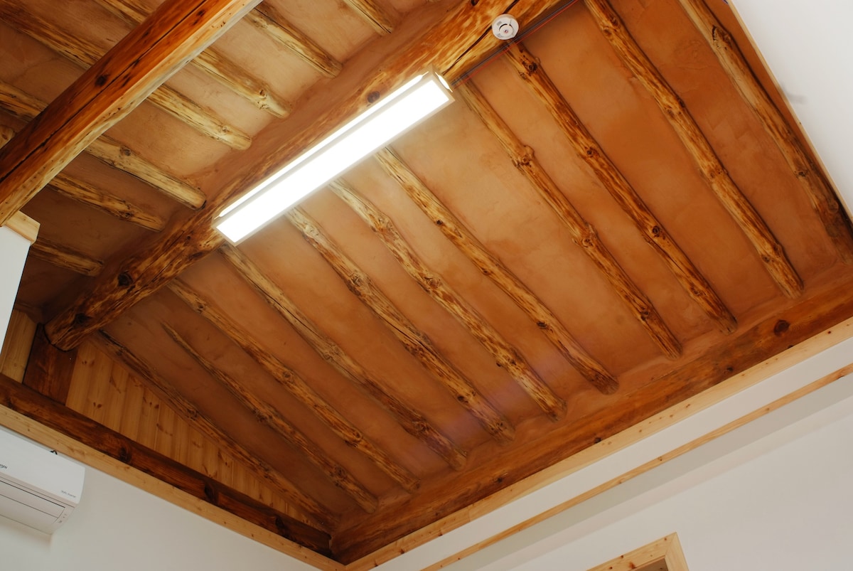 Acabado de arcilla roja a la vista con el nombre de la habitación Walji