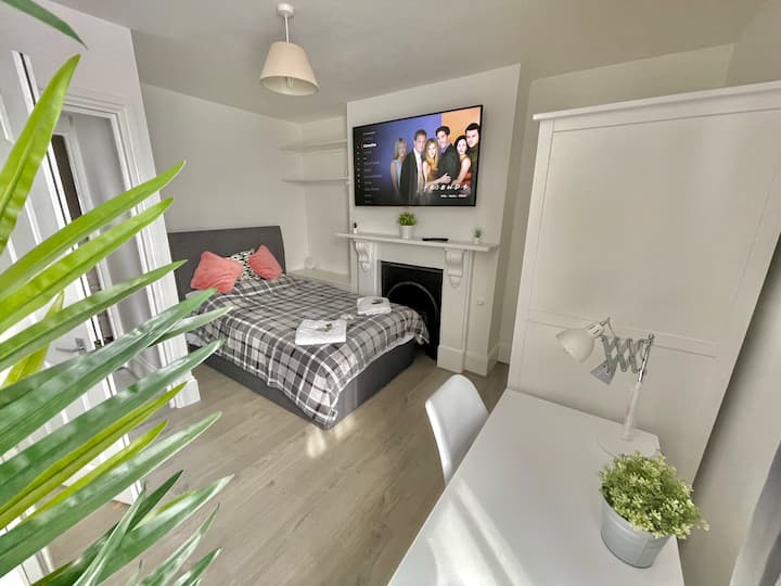 Спалня 3 от 5, всички стаи с голям 4K телевизор и Netflix и тоалетни принадлежности в хотелски стил, включително сешоар. 