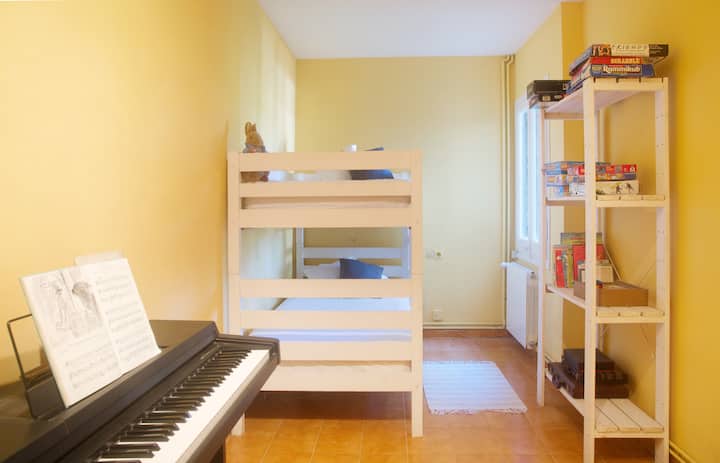 Chambre pour enfants à l'étage inférieur avec lits superposés et station de nettoyage pour bébé/commode