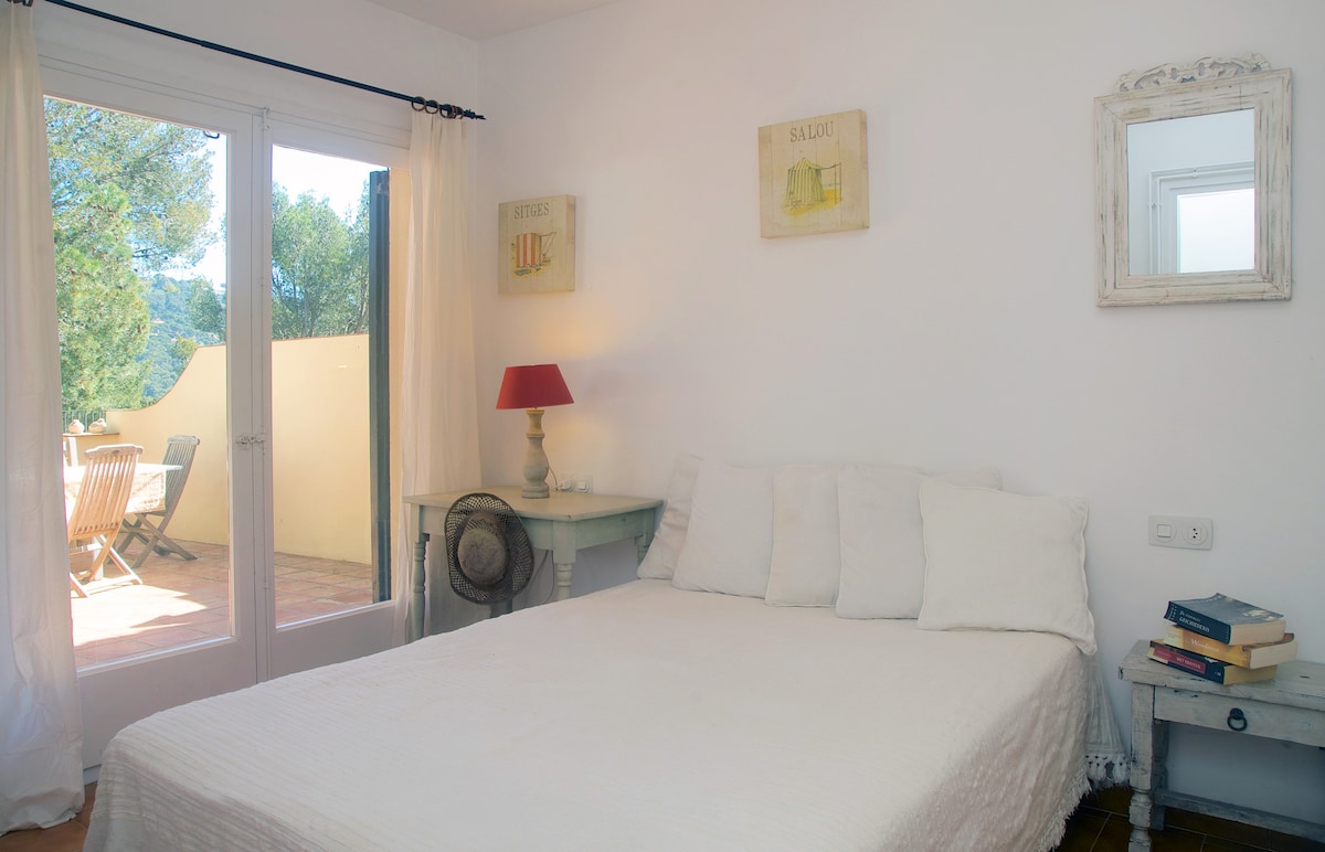 غرفة نوم ثانية متصلة بالشرفة السفلية