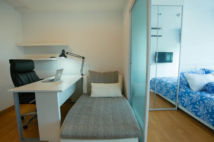 Bright, Airy & Comfy! Superfast Wifi & Desk - Phuket