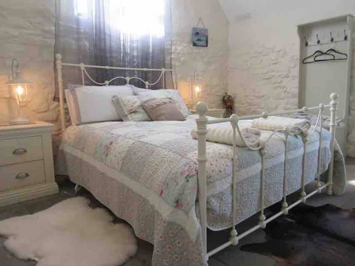 غرفة نوم في مزرعة قديمة - لا يمكن استخدام الكرسي المتحرك.