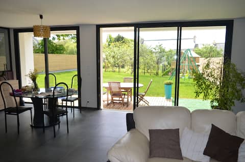 New house between the village of Arradon and the sea