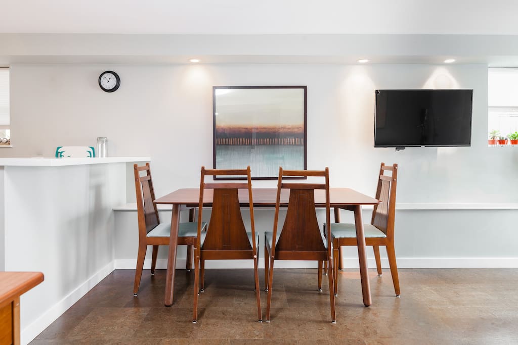 large dinning area to accommodate up to 6