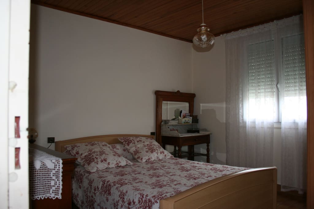 Chambre 1 lit en 140 1 commode 1 armoire penderie
