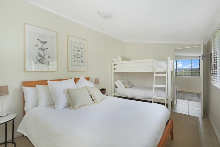 Druhá spálňa - jedna manželská posteľ a sada jednolôžkových lôžok.