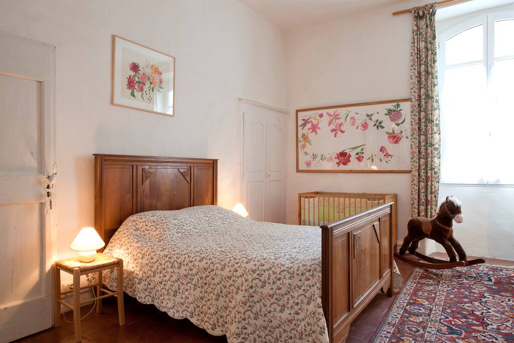 chambre Amélie pour 5 personnes et salle de bain privée, très bien chauffée en hiver.