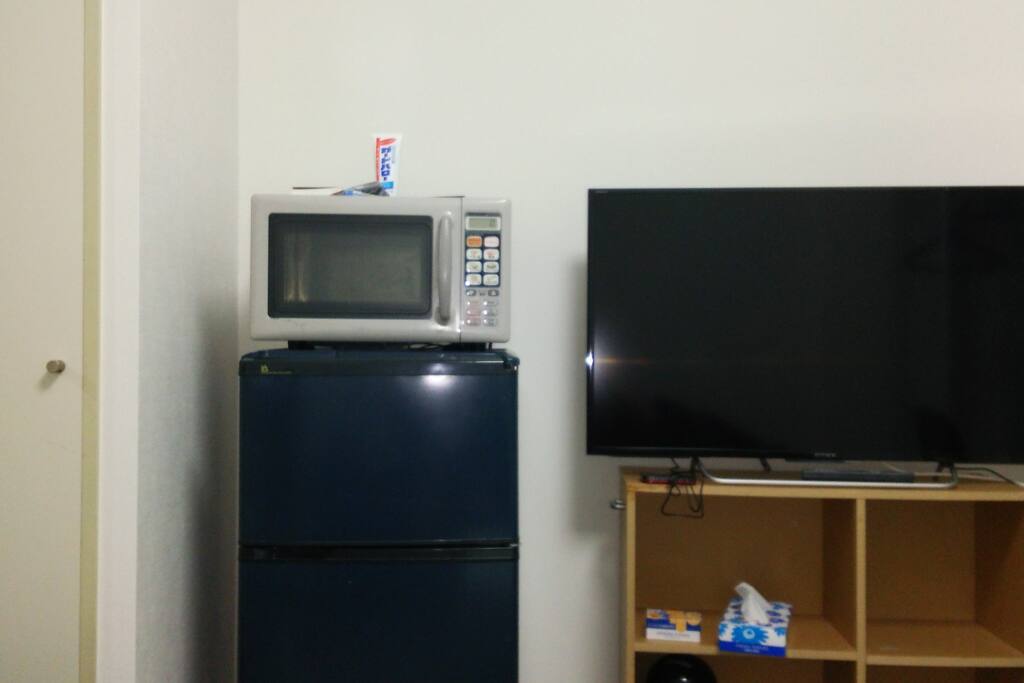 電子レンジ、大型テレビ、冷蔵庫。その他エアコン、洗濯機、乾燥機、ズボンプレッサーが備え付けで用意あります。長期出張にも対応可能です。