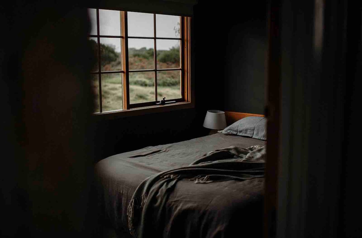 Hoofdslaapkamer met weids uitzicht en comfortabel queensize bed 