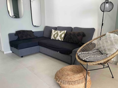 Popular Airbnb listing: "On the Beach" Superb F3 + Air Conditioning + Private Parking in Palavas Les Flots