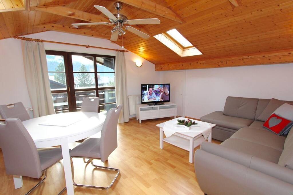 Wohnzimmer mit Flachbildschirm und Ventilator