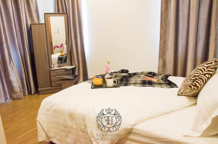 Ghorofa ya pili: Chumba cha kulala No.1 na kitanda cha ukubwa wa malkia, kiyoyozi, WARDROBE, meza ya kuvaa na bafu la ndani