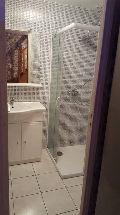 Salle de bain avec douche.