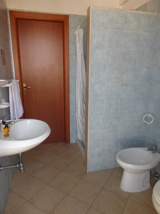 Bagno con doccia e bidet
