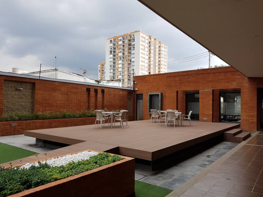 Salas comunales, salón de reuniones, gimnasio, BBQ. Todas las instalaciones disponibles para tu estadía.