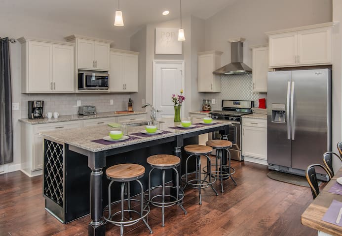 HUGE Ultra Luxe Home w/ 12 beds near Downtown gallery image 3