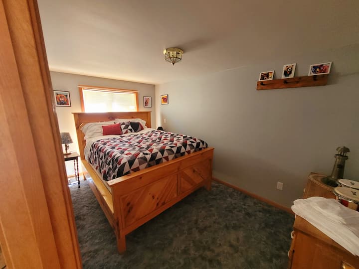 Моля, обърнете внимание... Леглото е по - високо от нормалното легло. 