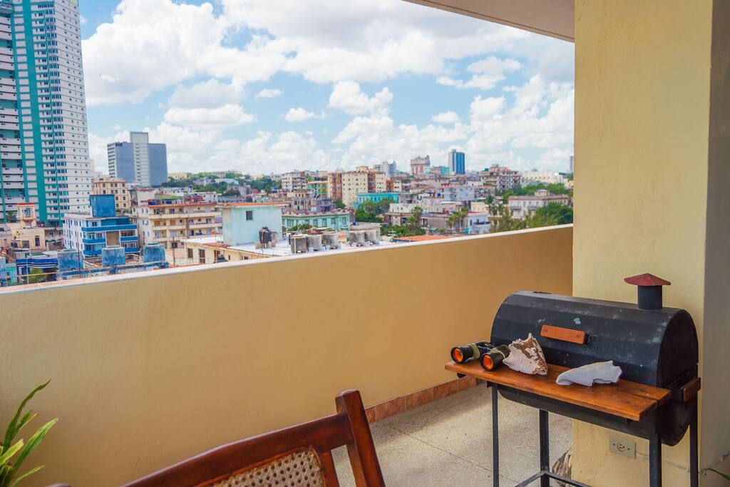 Terraza con vista al mar y a la ciudad