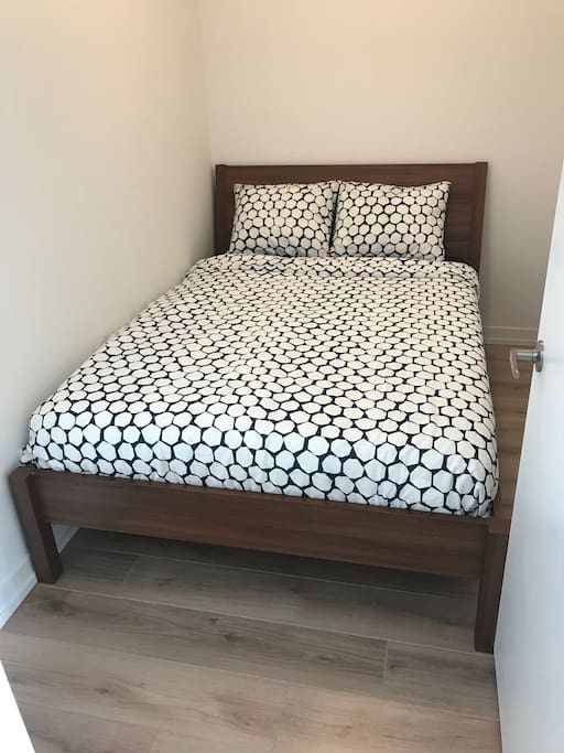Private room w/Double Bed and Clean Sheets