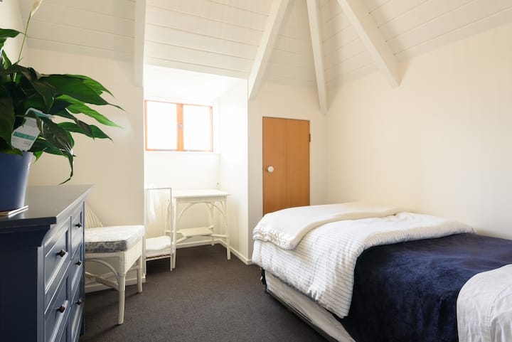 Cosy upstairs room Parnell central close to CBD